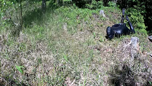 Sıcak bir yaz gününde açık hava hogtie.