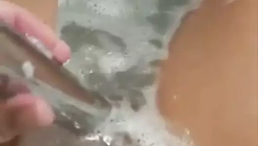 Cheeeeekymissy – duş başlığı oyunu