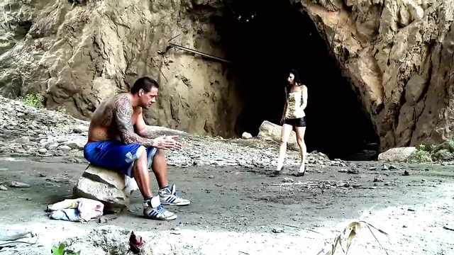 Karım kahverengi saçlı orta yaşlı seksi kadın götüne almayı seviyor