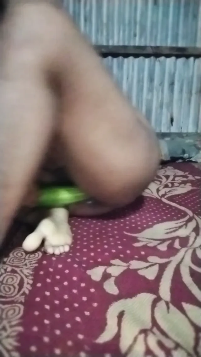 Köylü yenge erkek arkadaşı için amcığını ovuyor ve fışkırtarak orgazm oluyor