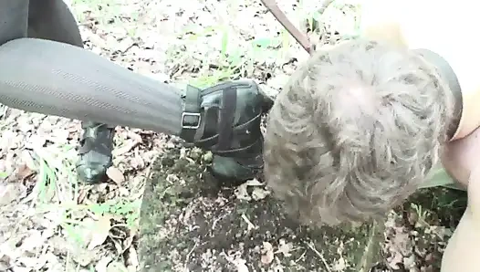 Sahibe ağzına yüksek topuklu ayakkabılar koyarak kölesini cezalandırıyor