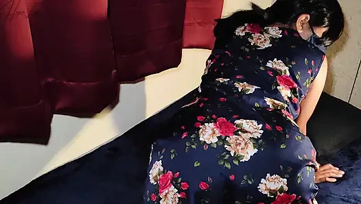 Büyük yuvarlak göt ve sulu memeler Asyalı orta yaşlı seksi kadın