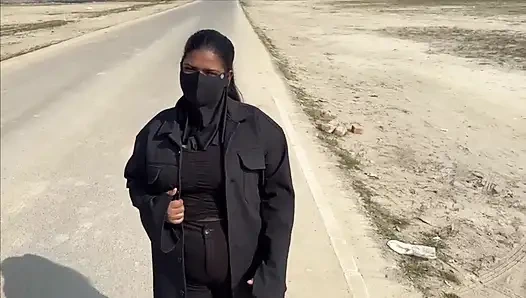 Etrafta dolaşan bir kız kahve bahanesiyle onu aradı ve onunla seks yaptı, büyük sütünü ve seni içti