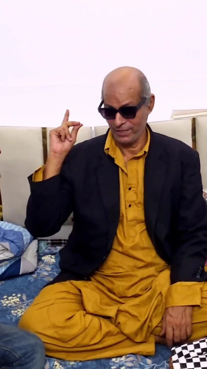 Marido indiano fodendo a esposa Doodhwali bhabhi no estilo hardcore desi com velho em vídeo de sexo a três hardcore | Clipe 1