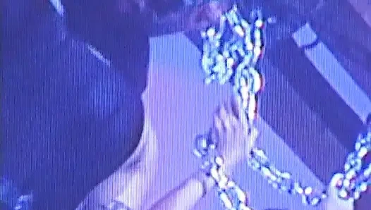 Bu sürtük deri içinde bağlıyken büyük yarak emmeyi seviyor