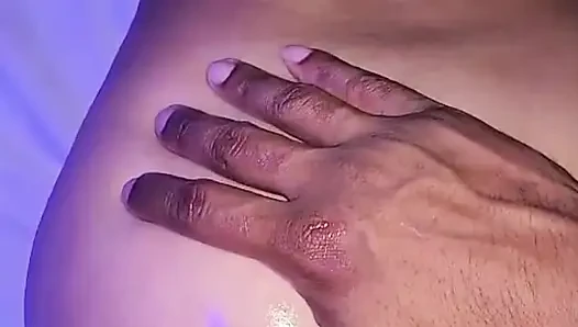 Arjantinli göt deliği bir otelde bir boğayla tanışıyor ve kocasına çok sert sikiliyor bir video gönderiyor