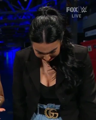 Wwe - billie kay smackdow'da sahne arkasında Ruby riott ile konuşuyor