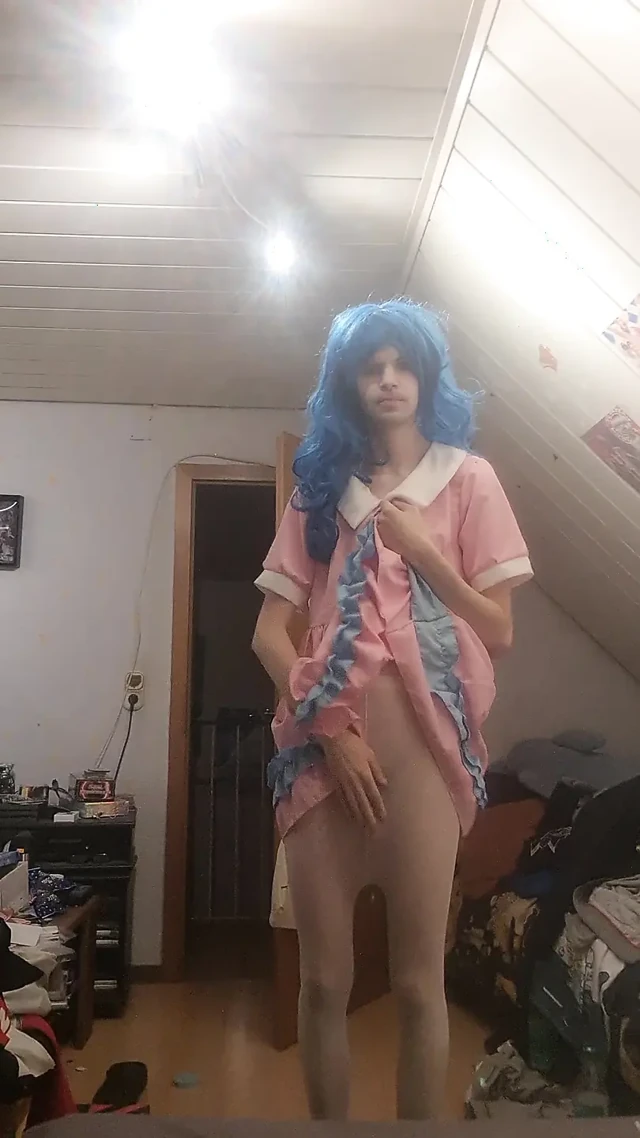 Acemi kadın egemenliği dildoyla oral seks yapıyor
