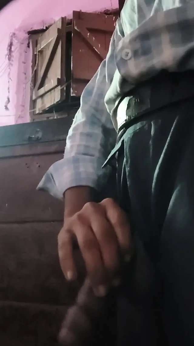 Yuva ladka Apne kamre mein Raat ko masaj kar Mota aur Lamba banaa deta hai