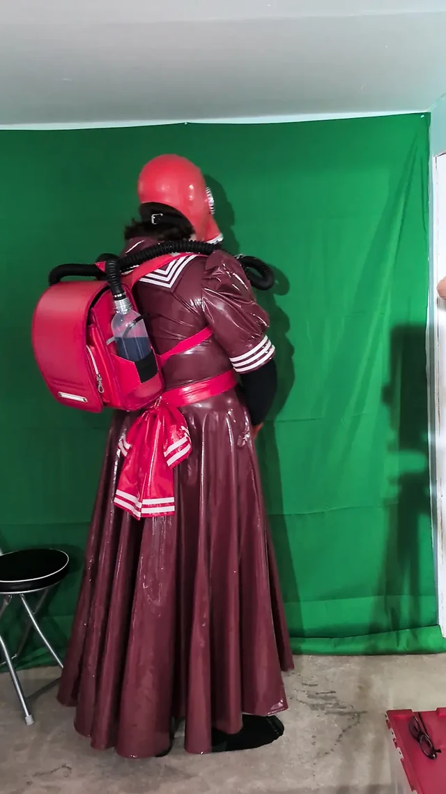 Gasmask ve balon şişesi sırt çantası, pvc liseli kız ve vibratör değnek