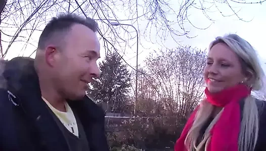 Sarışın tombul amcığın ağzındaki yarağı seviyor