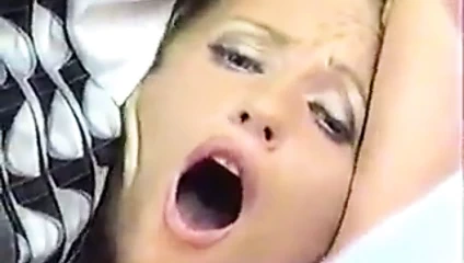 Kaltak büyük bir yapay penis alır