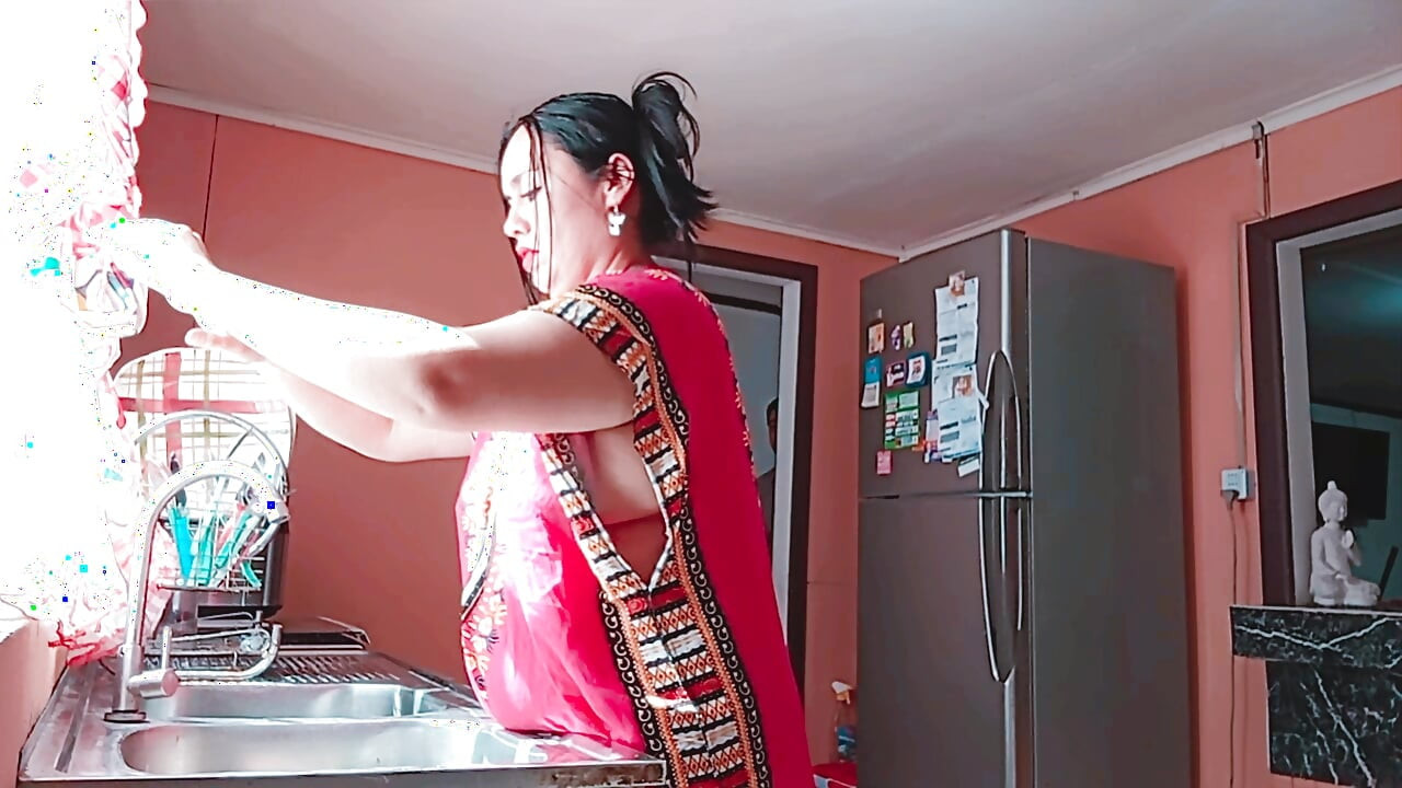Hintli üvey anne mutfakta sert sikiliyor - sert seks