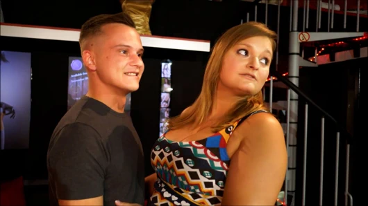 Porno sinemasında genç yarak silas tarafından sikiliyor!!