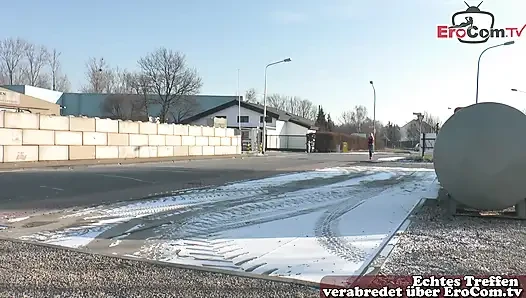 Alman sarışın sokak sürtüğü yaklaşıp sikiliyor