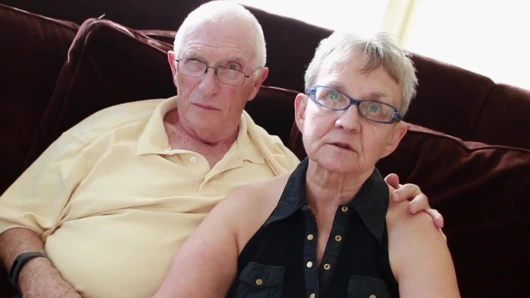 Yaramaz olgun sürtük üçlü sekste sikiliyor