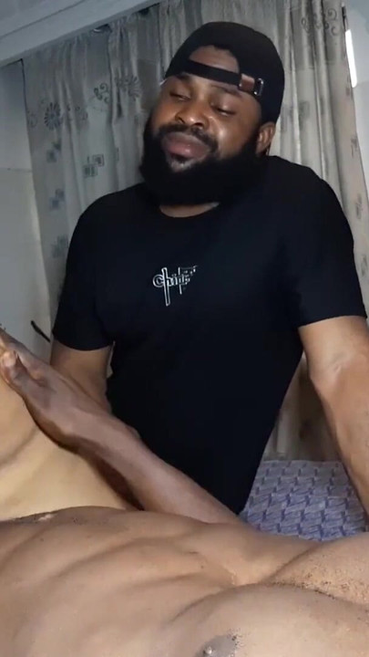 Kız arkadaşımın büyük yarağı büyük zenci yarağı yüzünden başka bir adam tarafından sikilmesine tanık oldum | Klip 1