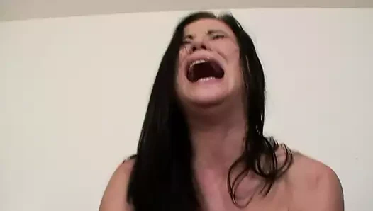 Koyu saçlı düzgün vücutlu Alman bebek bakış açısıyla bir yarağı memnun etmeyi seviyor