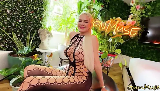 Seksi Elisa Bethann lezzetli ödülünü alıyor