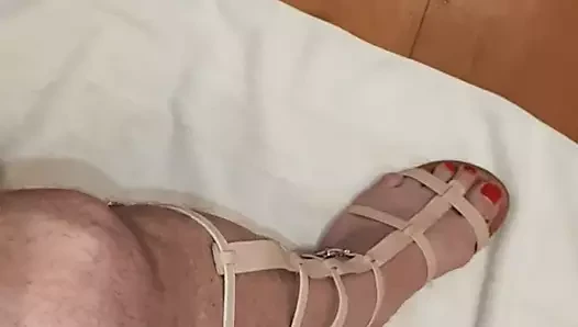 Azgın kadın kılıklı ibne sikişiyor ve kadın kılıklı zenci yarağı eller serbest döl