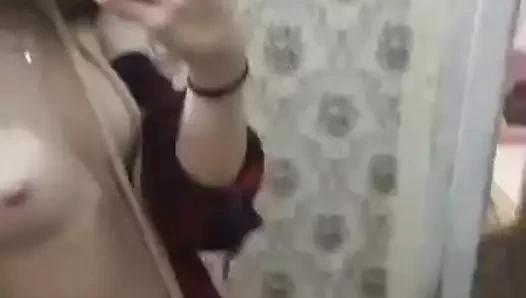 Aynanın önünde ev yapımı güzel çıplak striptiz. yakın çekim