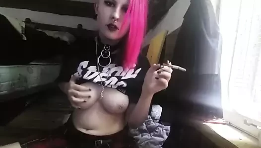 Başka bir seksi sigara içen