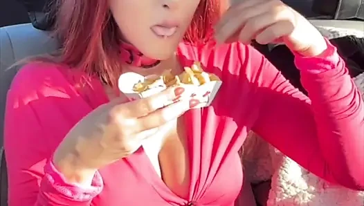 En sevdiğim fast food'umu arabada yerken izle