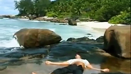 Razz- lei lo trova svenuto sulla spiaggia e lo rianima