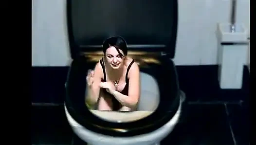 Kate se baca u zahod dok pleše dio po dio tijela