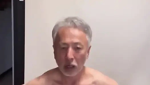 Kegel egzersiz yapıyor ve ereksiyon için esnetiyor. Vücudum sert