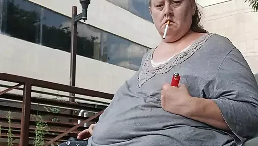 Ben ve şişman vücudum sandalyemde