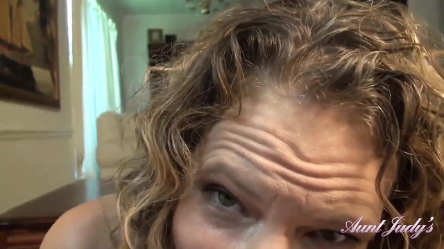 Твоя шаловливая мачеха Тиа знает, что вы смотрели порно милфы - POV