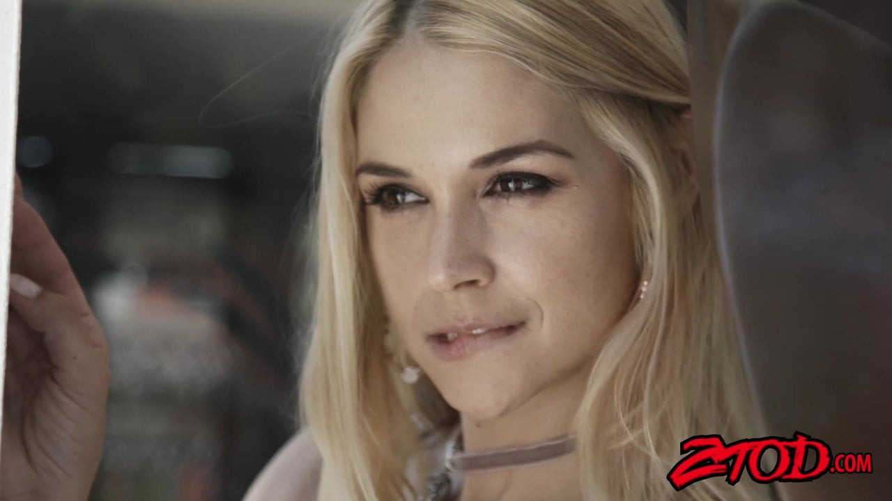 Susuz sarışın sarah vandella üvey baba üfleme sonra thrashed
