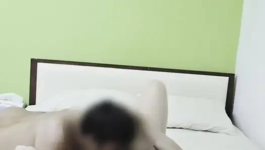 Büyük bir kız, çanta neredeyse içine düşene kadar sikiyor.