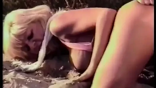 Sarışın lezbiyen aşıklar kumlu plajda birbirlerini yalıyor - nostaljik video- ses yok, ama müzik