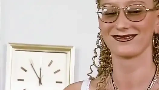 İki çarpıcı Alman kız üçlü sekste birlikte yarak emiyor