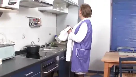 Alman nine sert yaraklara ve ateşli boşalmaya bağımlı