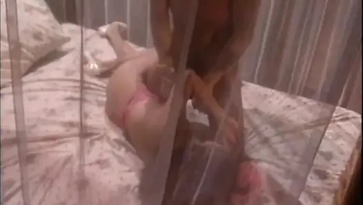 Ateşli genç esmer büyük bir yarakla sikildiğinde zevk için çığlık atıyor