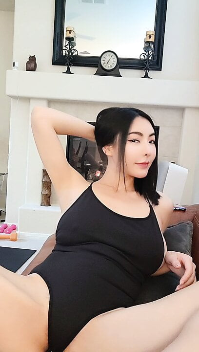 Elise en mükemmel Asya göğüsleri var