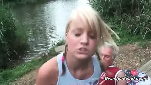 Muhteşem sarışın sürmek çük üzerinde the nehir kıyısında