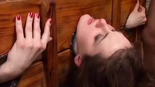 Grup seks seksi azgın büyük göğüslü sürtük üç sert yarakla sikiliyor