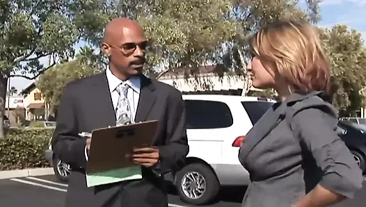 Leigh Livingston dev siyah yarağı alıyor ve sert sikiliyor