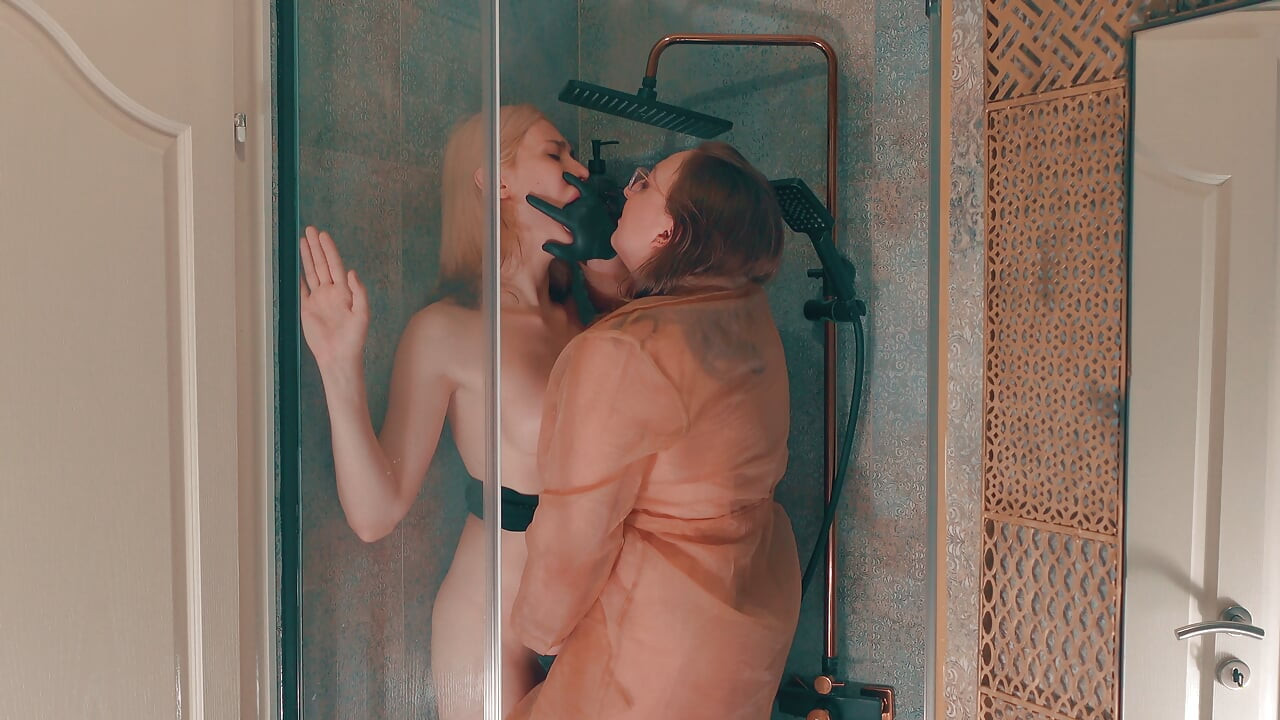 Trans Üvey Kızı Duşta Yakalandı - Orgazm Yasak - Ağız Üstüne El Siyah Eldiven Fetişi ve Sissy Amcık Derin Sikme