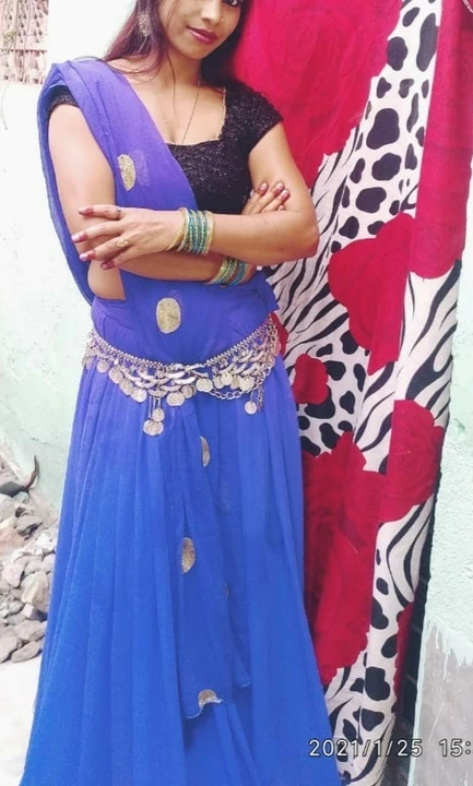 Güzel hasina diğer çıplak bayanlarla eğleniyor