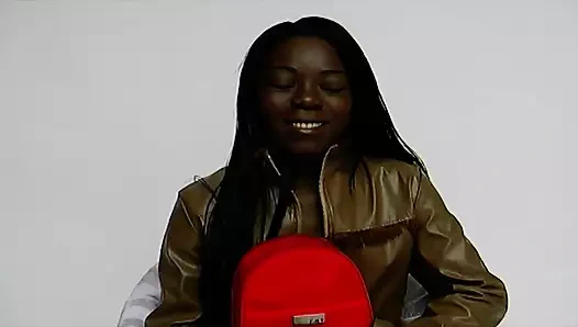 Süper ateşli bir Alman zenci kadın koyu amına dildo sokmanın tadını çıkarıyor