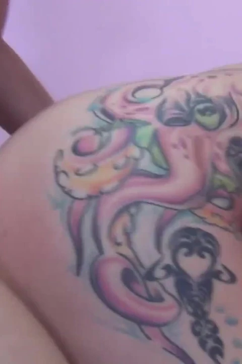 Harika dövmeli bebek sert sikiliyor