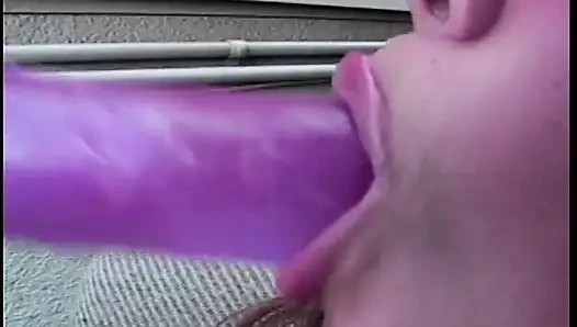 Azgın esmer dudaklarını uzun bir vibratöre sarıyor