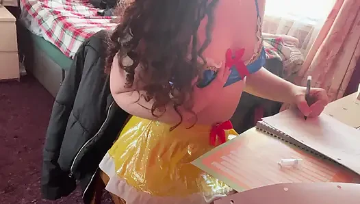 SnowWhite возбужденно учится