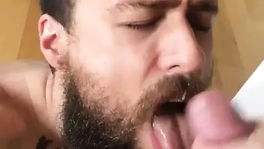 cumming üzerinde bir sakallı adam