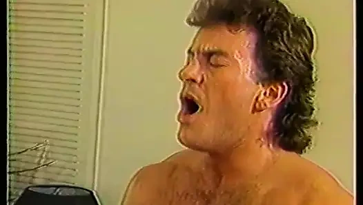 Muhteşem tatlı kızlar içeride büyük bir yarakla sert sikilirken tadını çıkarıyor